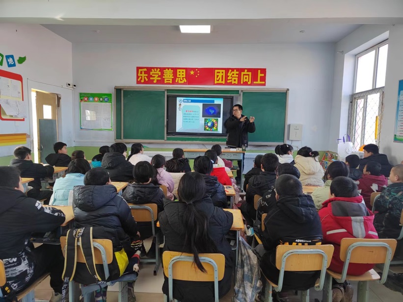 空天院办公室党支部、二室党总支组织山村科技课堂