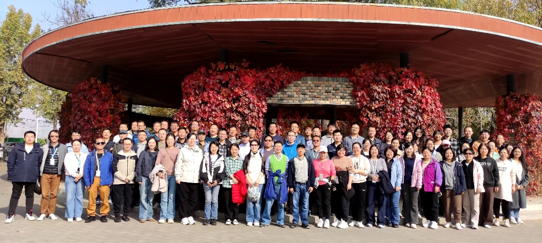 八部分工会组织开展“阔步抢占科技制高点”健步行活动