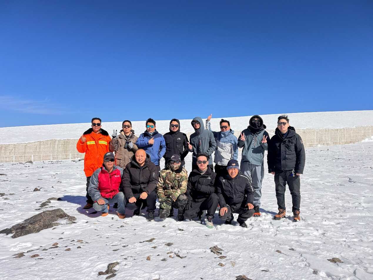 无人车载冰川厚度探测仪完成八一冰川的野外测试和示范应用